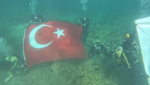 Şanlıurfa'da Dalgıç Polislerden Su Altında Cumhuriyet Coşkusu: Türk Bayrağı Dalgalandı