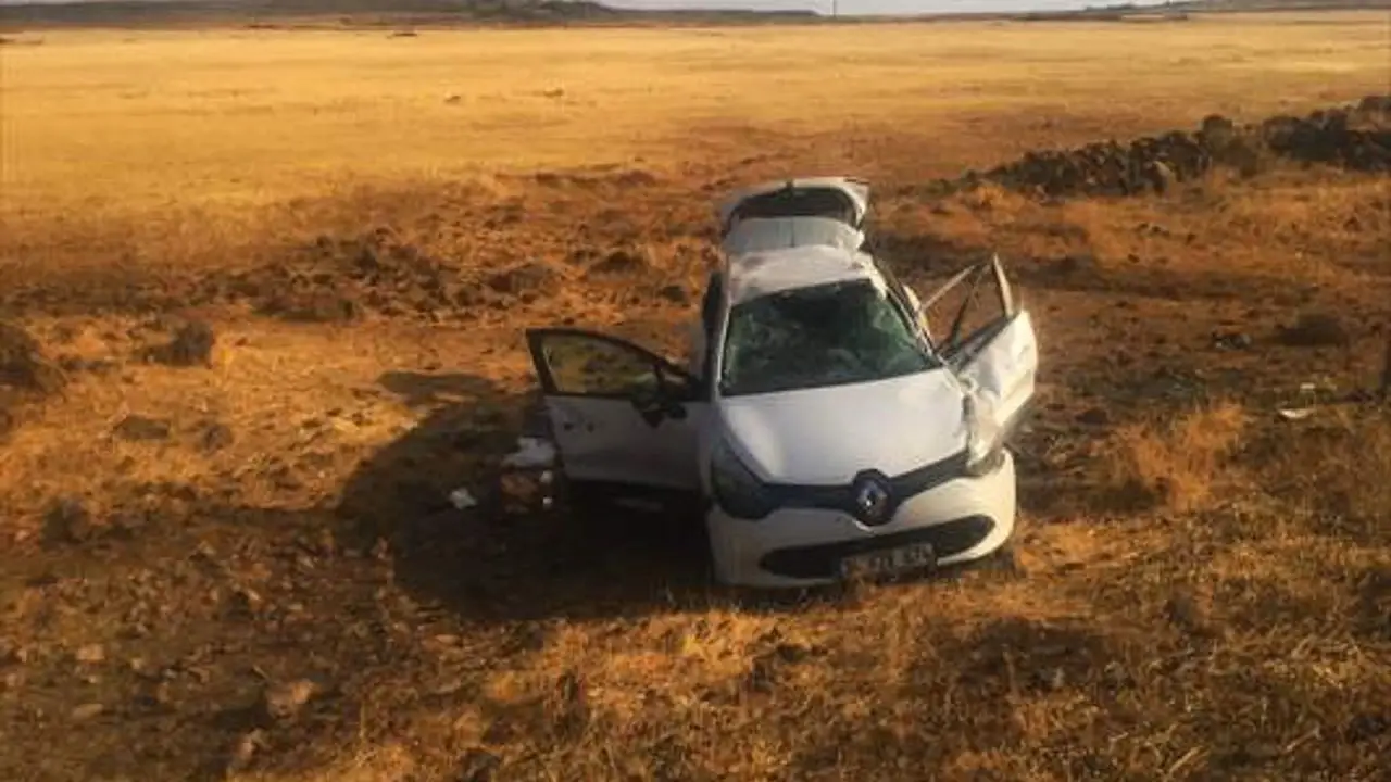 Şanlıurfa'da Devrilen Otomobildeki 2 Kişi Yaralandı