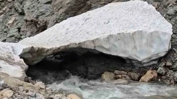 Sason'un Büyüleyici Kar Tünelleri ve Zengin Florası Doğaseverleri Kendine Hayran Bırakıyor