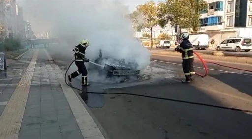 Seyir Halindeki Otomobil Alev Aldı