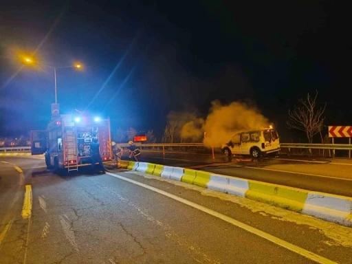 Seyir Halindeki Ticari Araç Alevlere Teslim Oldu