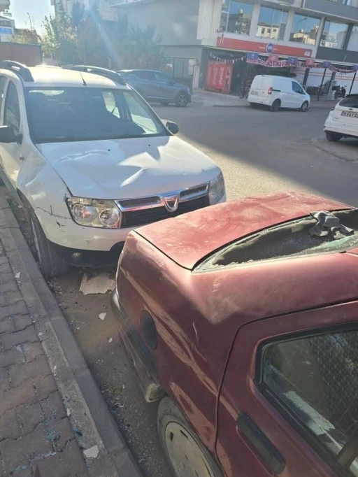 Şiddetli Rüzgar Su Deposunu Düşürdü, 2 Araç Hasar Gördü