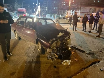 Siirt'te İki Otomobilin Kaza Yapması Sonucu 1 Kişi Yaralandı