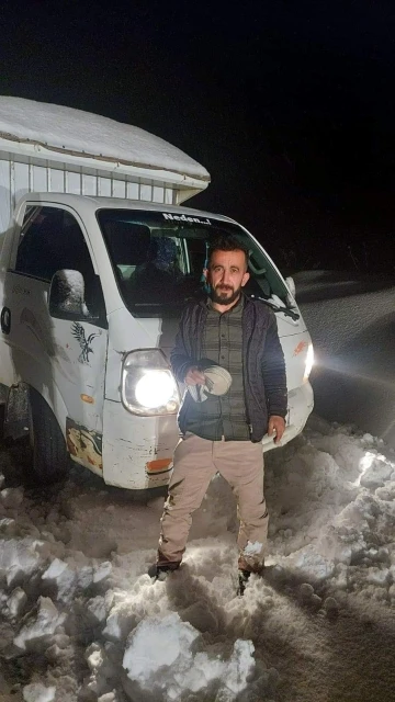 Siirt'te Kar Engeline Takılan Kamyonetin Kurtarılış Öyküsü