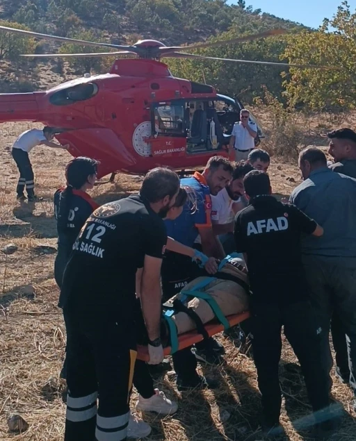 Siirt'te Meyve Toplarken Ağaçtan Düşen Vatandaş Ambulans Helikopterle Hastaneye Kaldırıldı