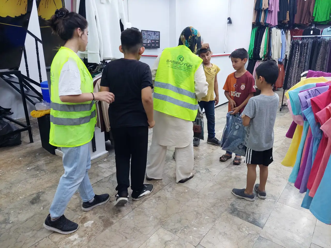 Siverek'te 20 Çocuğa Bayramlık Elbise Hediye Edildi