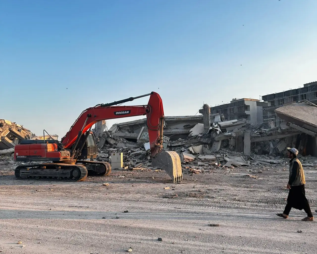 Siverek'te Ağır Hasarlı Binaların Yıkımı Hız Kesmeden Devam Ediyor