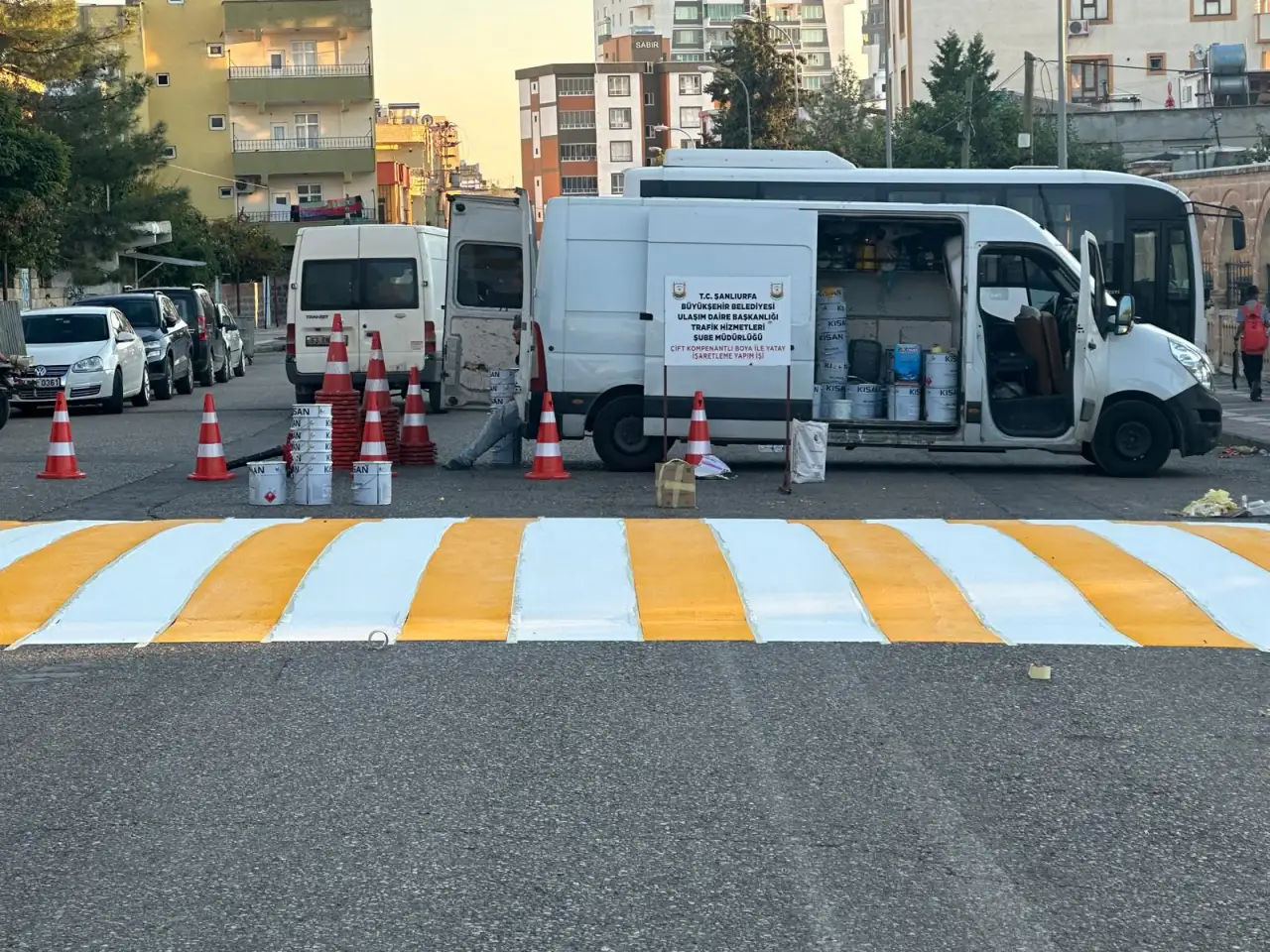 Siverek’te Ana Caddelerde Kasisler Yeniden Boyanıyor