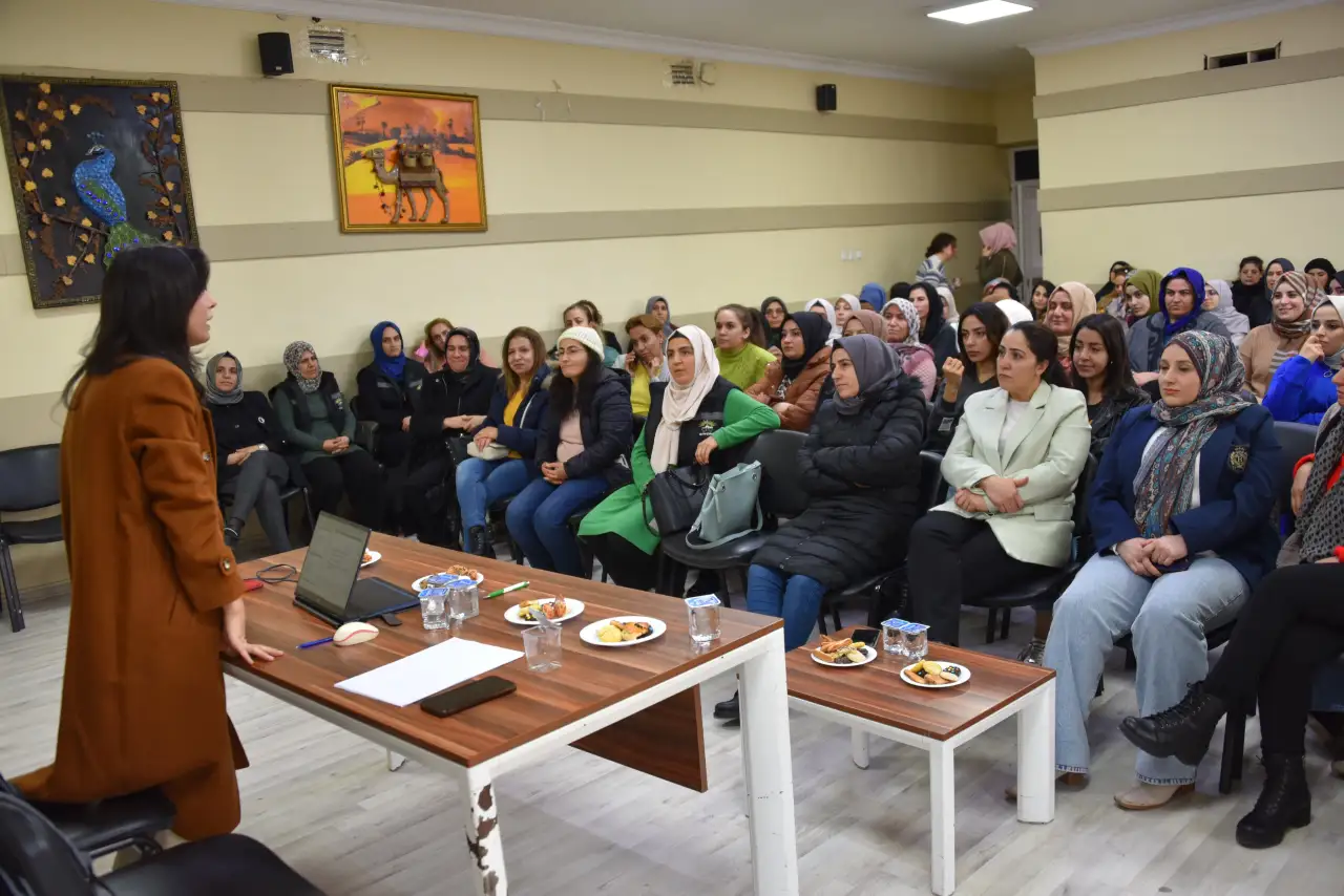 Siverek’te Anne ve Anne Adaylarına Yönelik Anlamlı Seminer