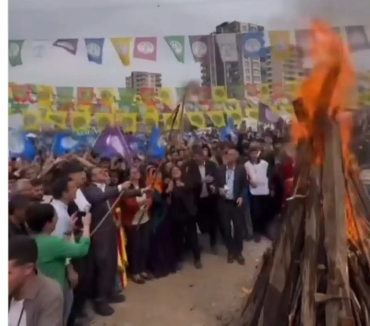 Siverek’te Nevruz Coşkusu: Baharın ve Özgürlüğün Sembolü Kutlandı