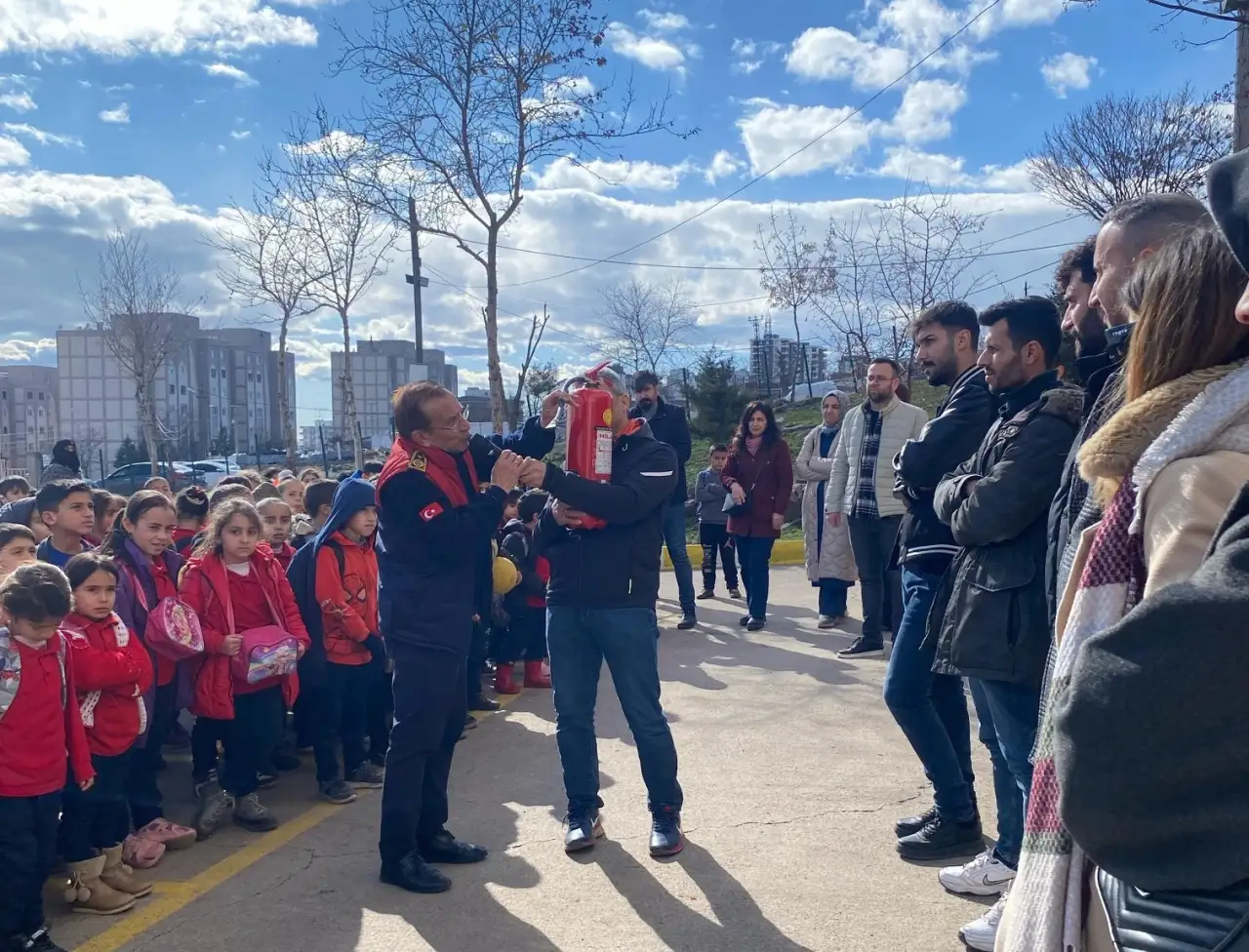 Siverek’te Öğrencilere Yangın Eğitimi ve Tatbikat