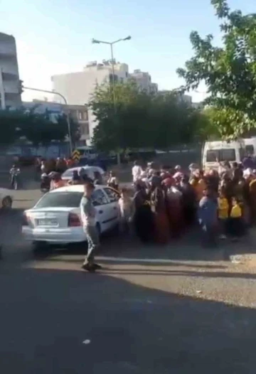 Siverek’te Tarım İşçileri Yevmiye Ücretini Protesto İçin Yol Kapattı