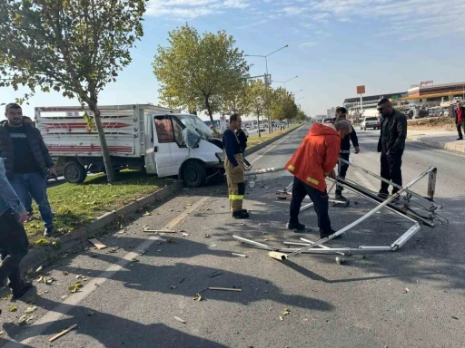  Sürücüsünün Kontrolünü Kaybettiği Kamyonet Elektrik Direğine Çarptı