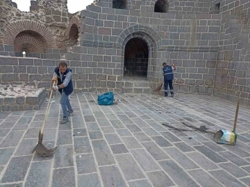  Tarihi Surlarda Temizlik Çalışmaları Başlatıldı