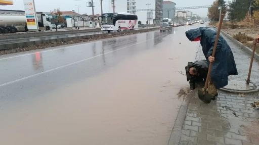 Tıkanan Mazgalları Tek Tek Temizlediler