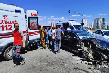  Tır ile Çarpışan Otomobilde 2 Kişi Yaralandı