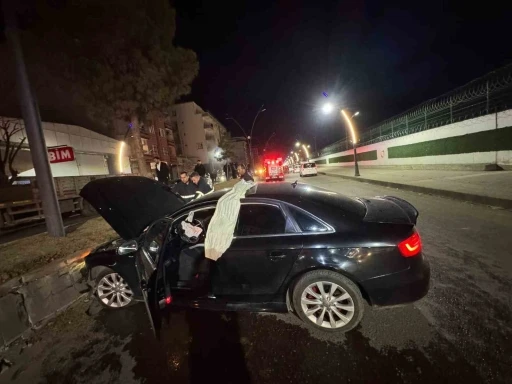 Trafik Kazası Araçta Sıkışan Sürücü İtfaiye Tarafından Kurtarıldı