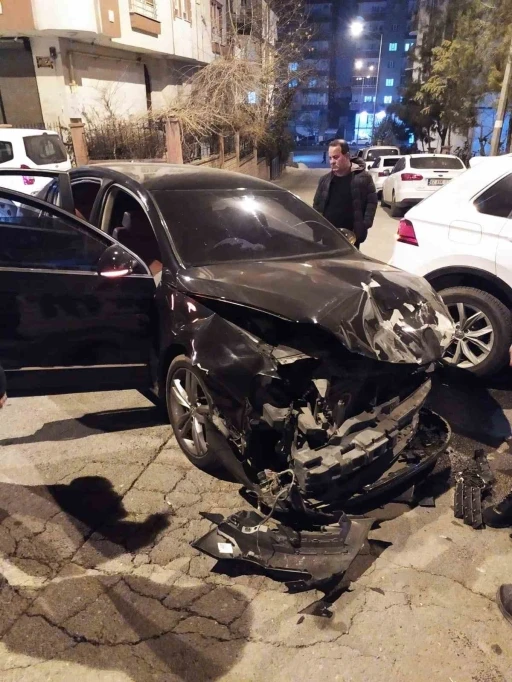 Trafik Kazası İki Araç Çarpıştı, 2 Kişi Yaralandı