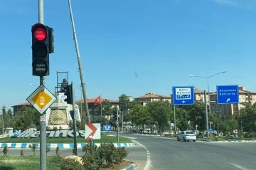 Trafik Lambalarıyla Dikkat Çeken Mesaj