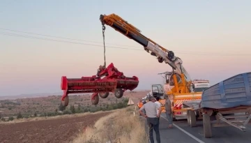 Traktör Yüklü Tır Şanlıurfa'da Devrildi