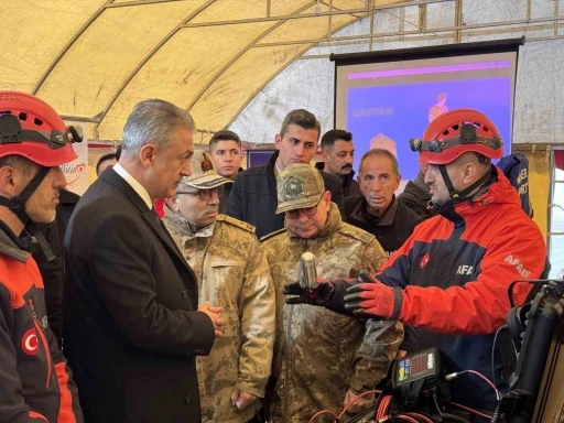  Vali Tuncay Akkoyun, Afet Farkındalık Stantlarını Ziyaret Etti 