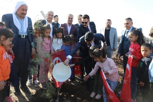 Viranşehir’de Öğrenciler Hediyelerini Aldı, Fidanları Toprakla Buluşturdu