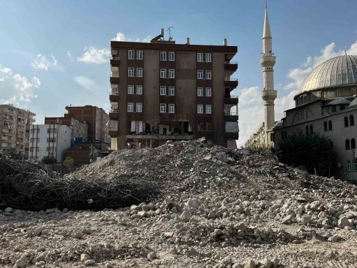 Yıkım Sırasında Yan Bina Zarar Gördü: Güvenlik Önlemleri Yetersiz mi?