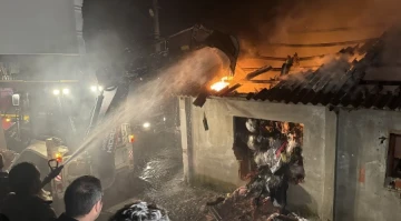 Zonguldak'ta Tekstil Atölyesinde Çıkan Yangın Paniğe Neden Oldu: Yangın Söndürme Çalışmaları Devam Ediyor