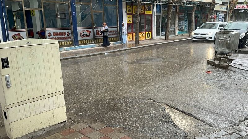 Siverek'te Beklenen Sağnak Yağış Başladı!