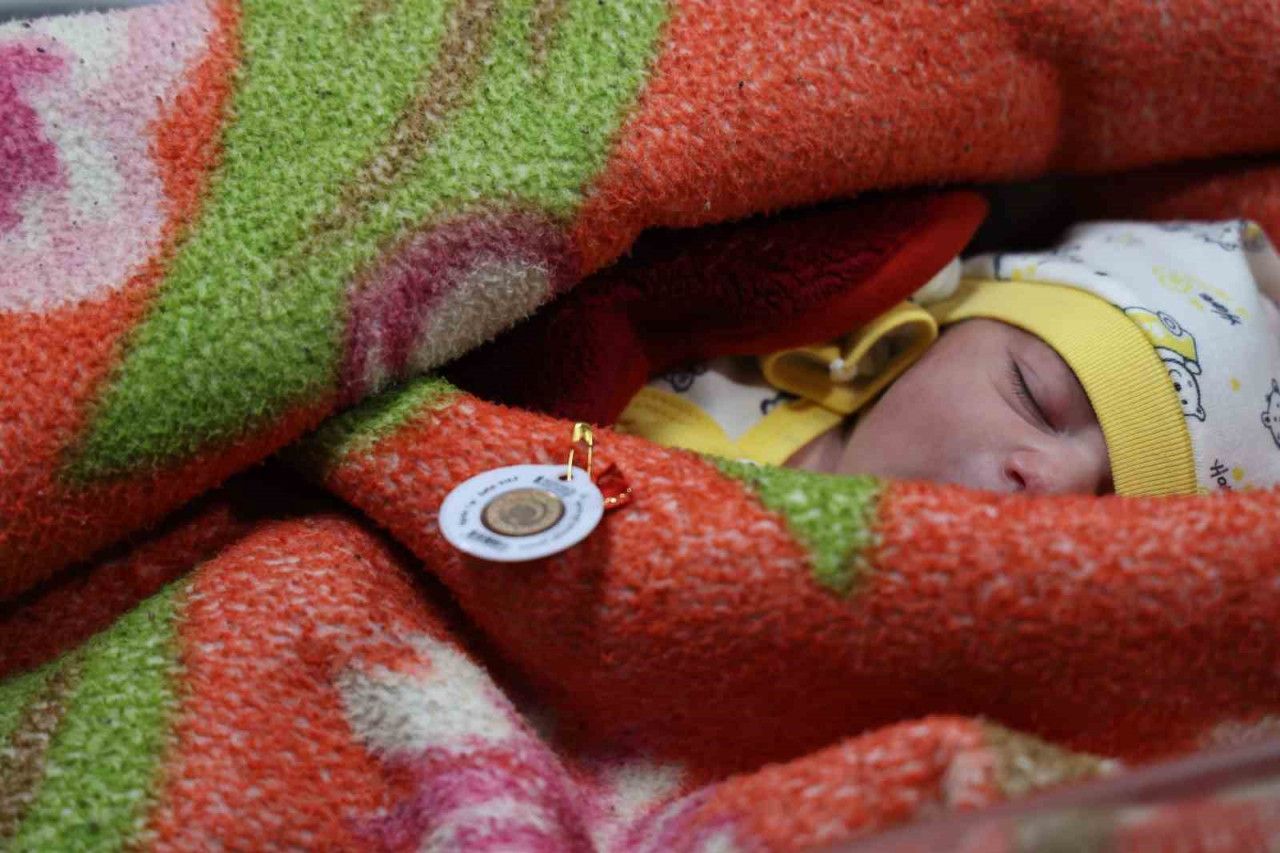 Yeni Yılın İlk Bebekleri 'Umut' ve 'Lina' Dünyaya Geldi