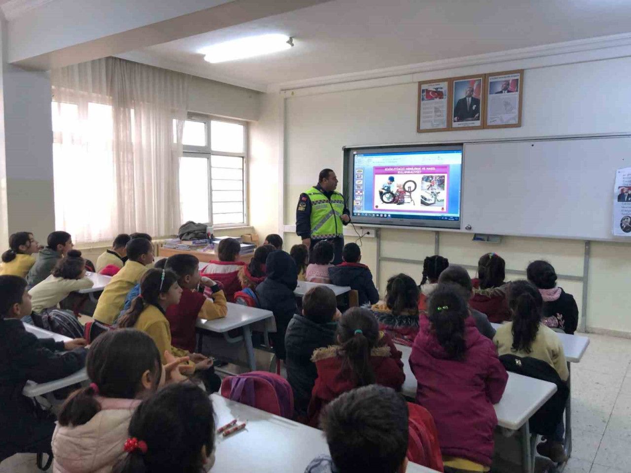 Jandarma'dan İlkokul Öğrencilerine Hayati Trafik Eğitimi